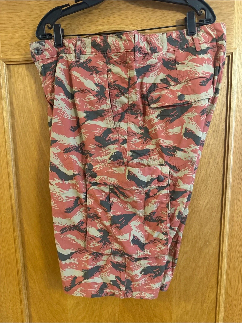 Levi’s Men’s Red Black Camo Snap Cargo Utility Shorts Style 13581 Size 36